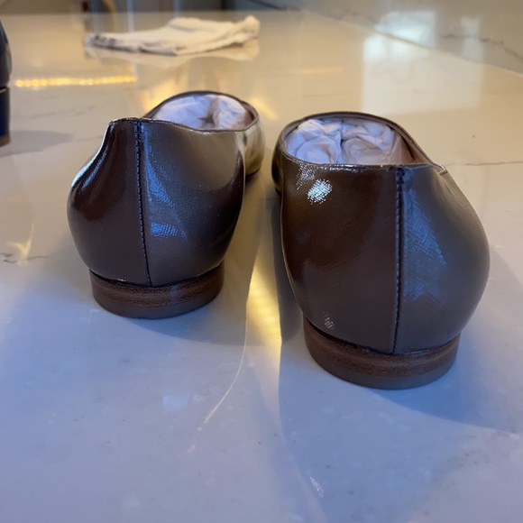 Giorgio Armani flats, in a beautiful golden taupe with a glassy patent finish. - Picture 4 of 12